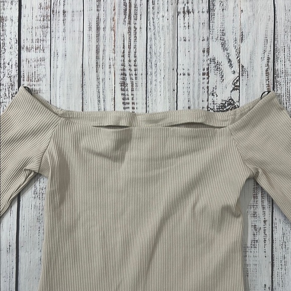 H&M Rib-knit Off-the-shoulder Top Sz. M - Picture 7 of 7
